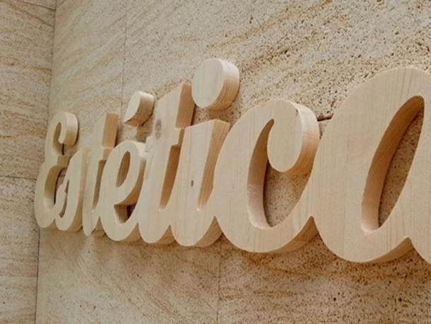 Letras corpóreas en madera