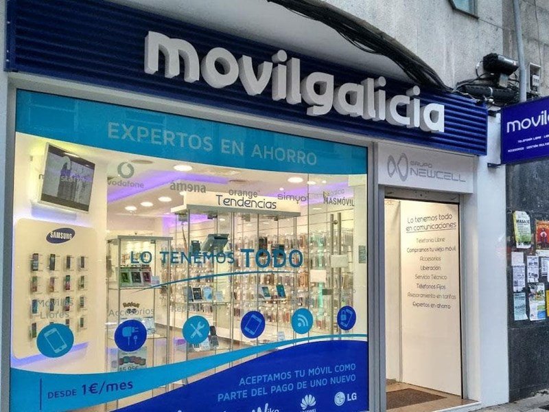 Fachada con revestimiento y rótulo